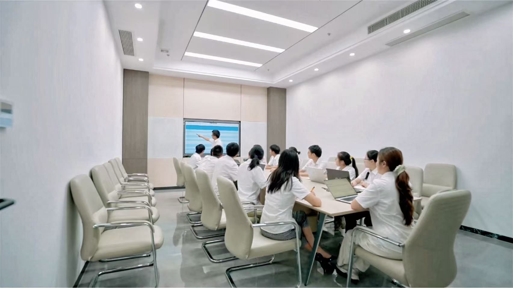 Runshine New Materials held a post-holiday meeting on October 9th